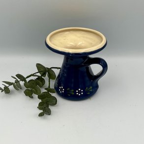 Bl� keramikvase med hank og blomsterm�nster