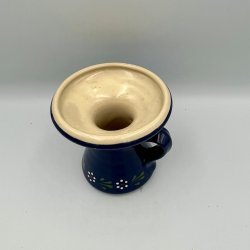Bl� keramikvase med hank og blomsterm�nster
