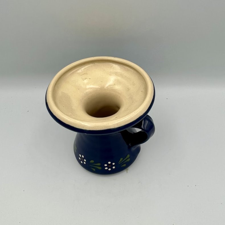 Bl� keramikvase med hank og blomsterm�nster