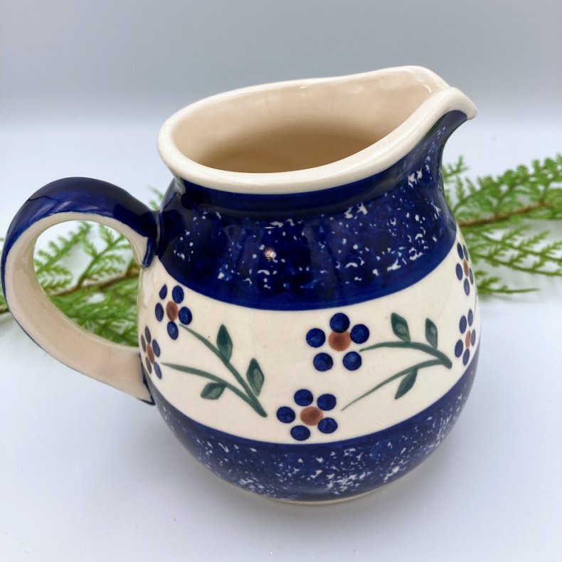 Bl� og hvid keramik kande