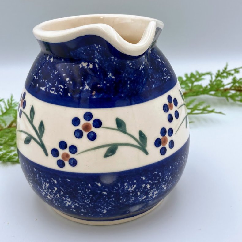 Bl� og hvid keramik kande