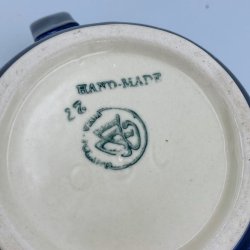 Bl� og hvid keramik kande