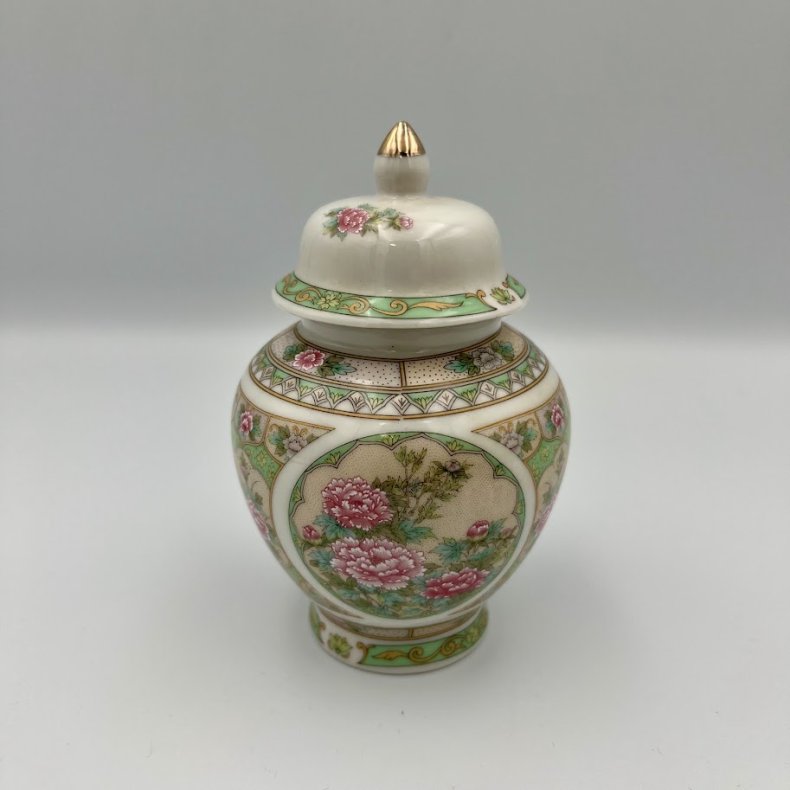 Smuk orientalsk porcel�nskrukke