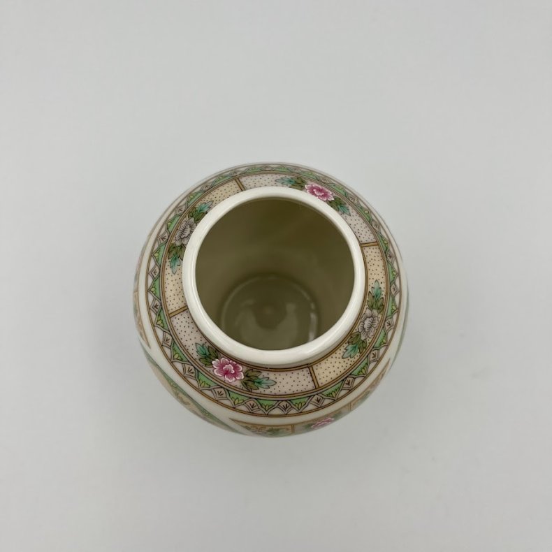 Smuk orientalsk porcel�nskrukke