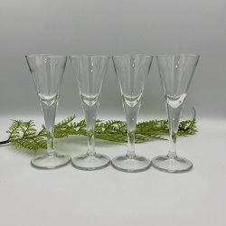 4 snapsglas p� stilk