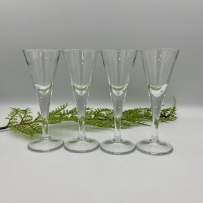 4 snapsglas p� stilk
