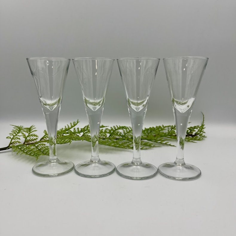 4 snapsglas p� stilk
