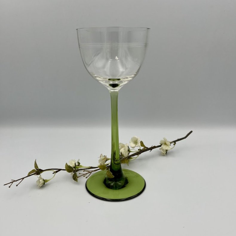 Vinglas med gr�n fod