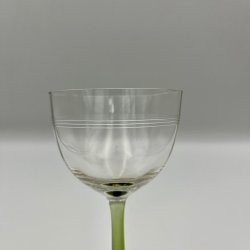 Vinglas med gr�n fod