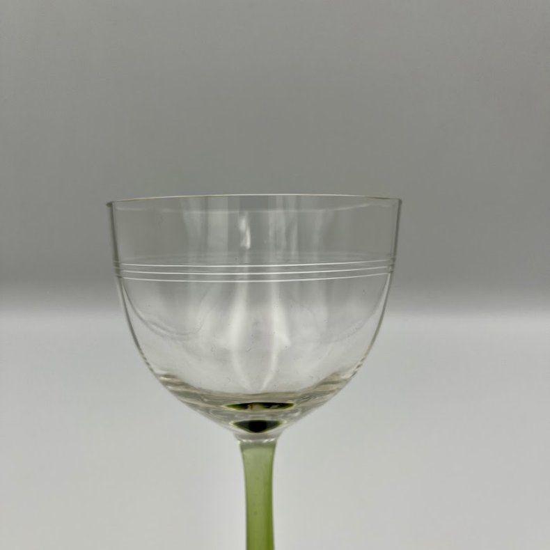 Vinglas med gr�n fod
