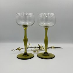 Glas med gr�n fod