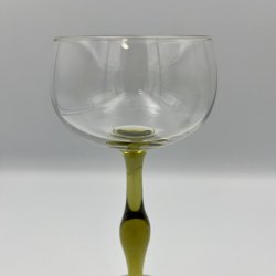 Glas med gr�n fod