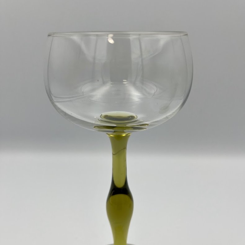Glas med gr�n fod