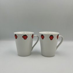 2 krus med jordb�rmotiv