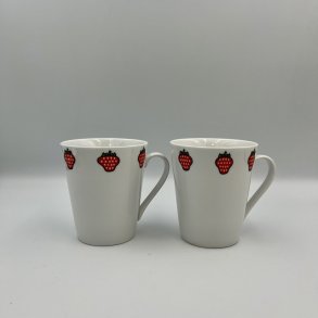 2 krus med jordb�rmotiv