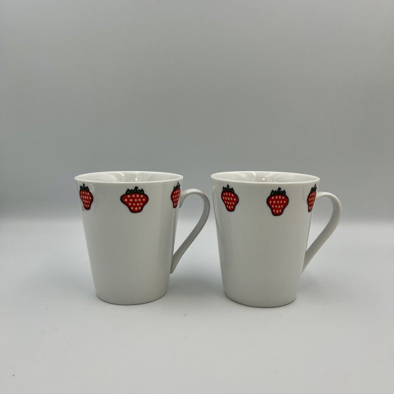 2 krus med jordb�rmotiv