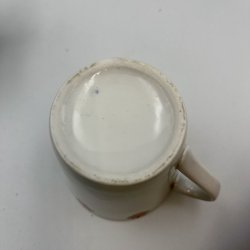 2 krus med jordb�rmotiv