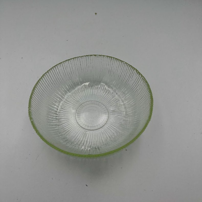 Glassk�l med rillet m�nster