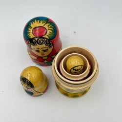 Klassiske H�ndmalede Babushka-dukker i Tr� � Traditionelt S�t (3 stk.)