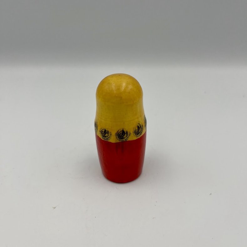 H�ndmalet russisk matryoshka tr�dukke med blomstermotiv