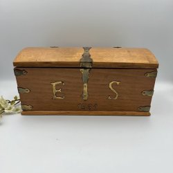 Charmerende vintage tr�kiste med messingdetaljer og �rstal 1961