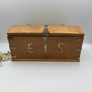 Charmerende vintage tr�kiste med messingdetaljer og �rstal 1961
