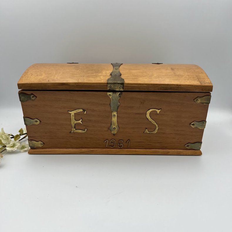 Charmerende vintage tr�kiste med messingdetaljer og �rstal 1961