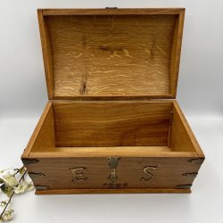 Charmerende vintage tr�kiste med messingdetaljer og �rstal 1961