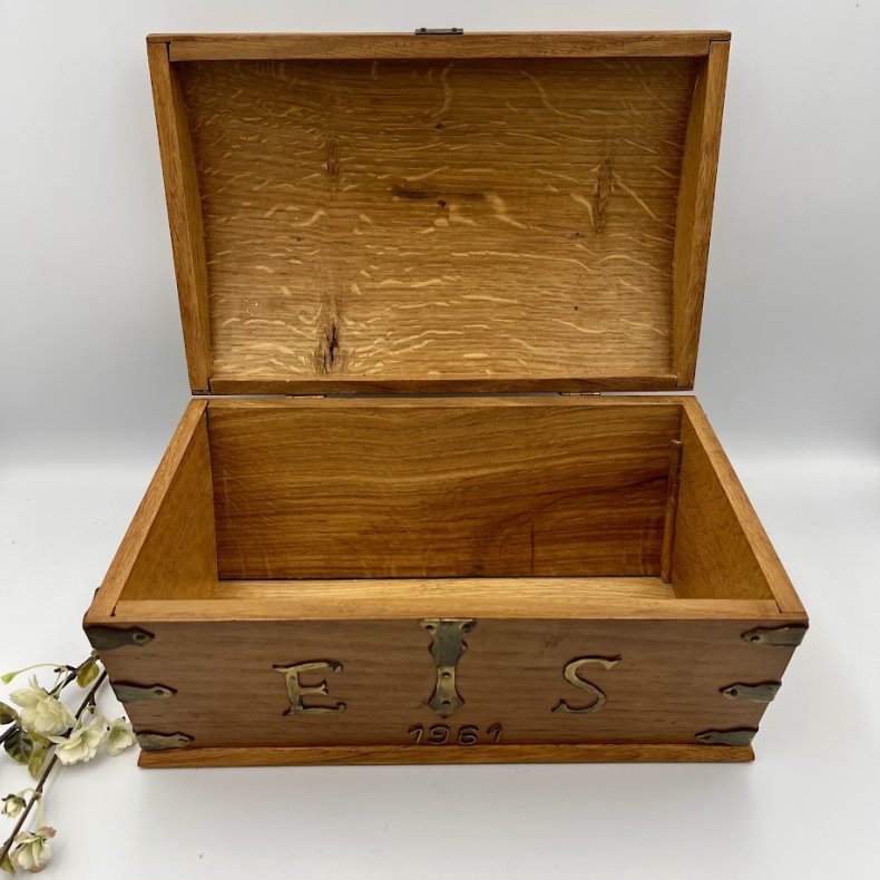Charmerende vintage tr�kiste med messingdetaljer og �rstal 1961