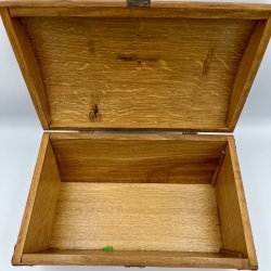 Charmerende vintage tr�kiste med messingdetaljer og �rstal 1961