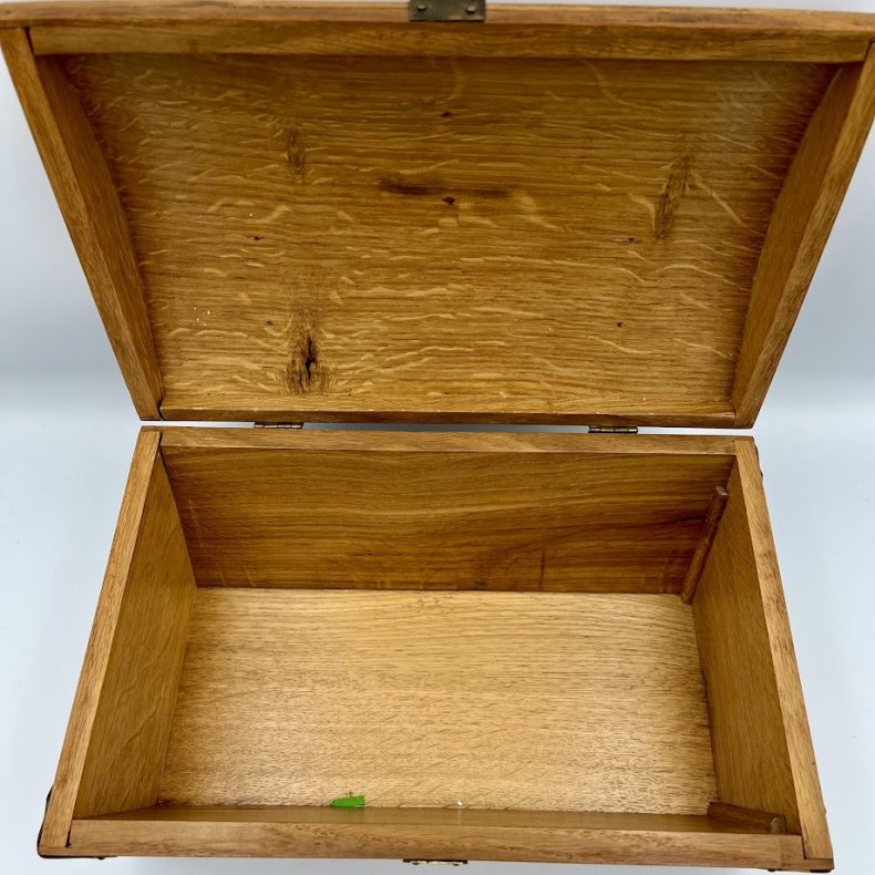 Charmerende vintage tr�kiste med messingdetaljer og �rstal 1961