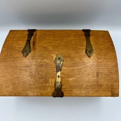 Charmerende vintage tr�kiste med messingdetaljer og �rstal 1961