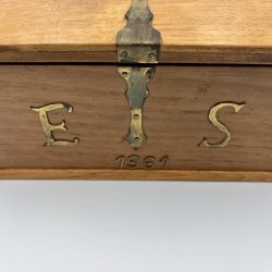 Charmerende vintage tr�kiste med messingdetaljer og �rstal 1961