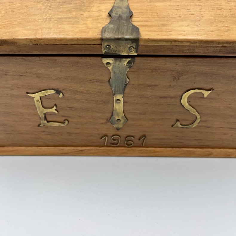 Charmerende vintage tr�kiste med messingdetaljer og �rstal 1961