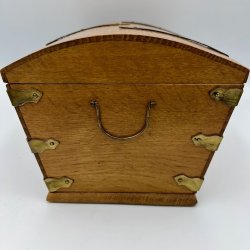 Charmerende vintage tr�kiste med messingdetaljer og �rstal 1961