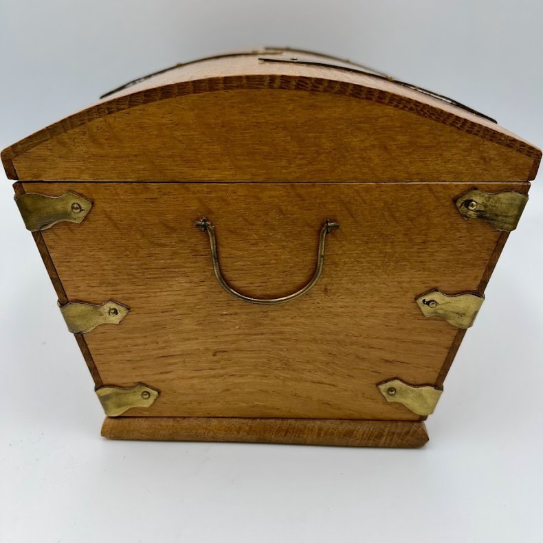Charmerende vintage tr�kiste med messingdetaljer og �rstal 1961