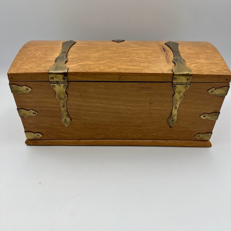 Charmerende vintage tr�kiste med messingdetaljer og �rstal 1961