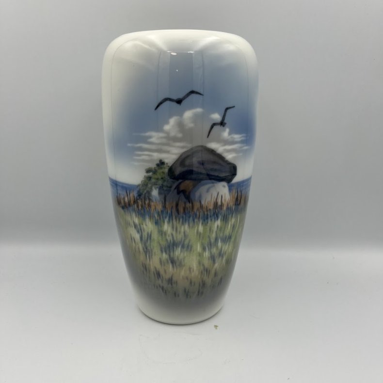 Royal Copenhagen vase med stendysse-motiv