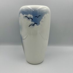 Royal Copenhagen vase med stendysse-motiv