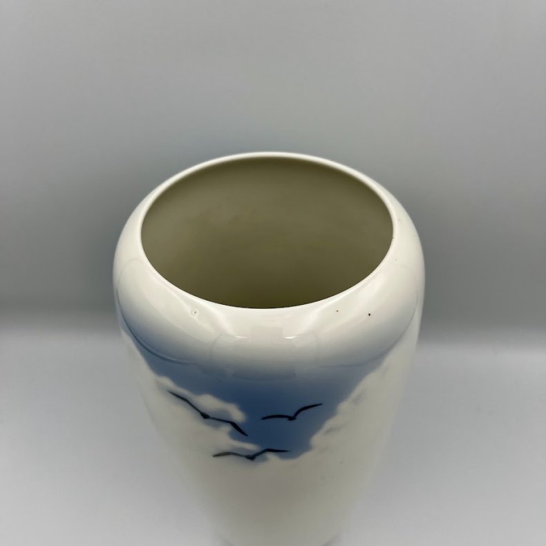 Royal Copenhagen vase med stendysse-motiv
