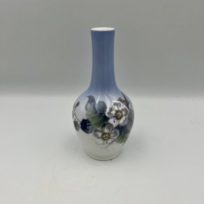 Royal Copenhagen vase  med bromb�r og blomster. 