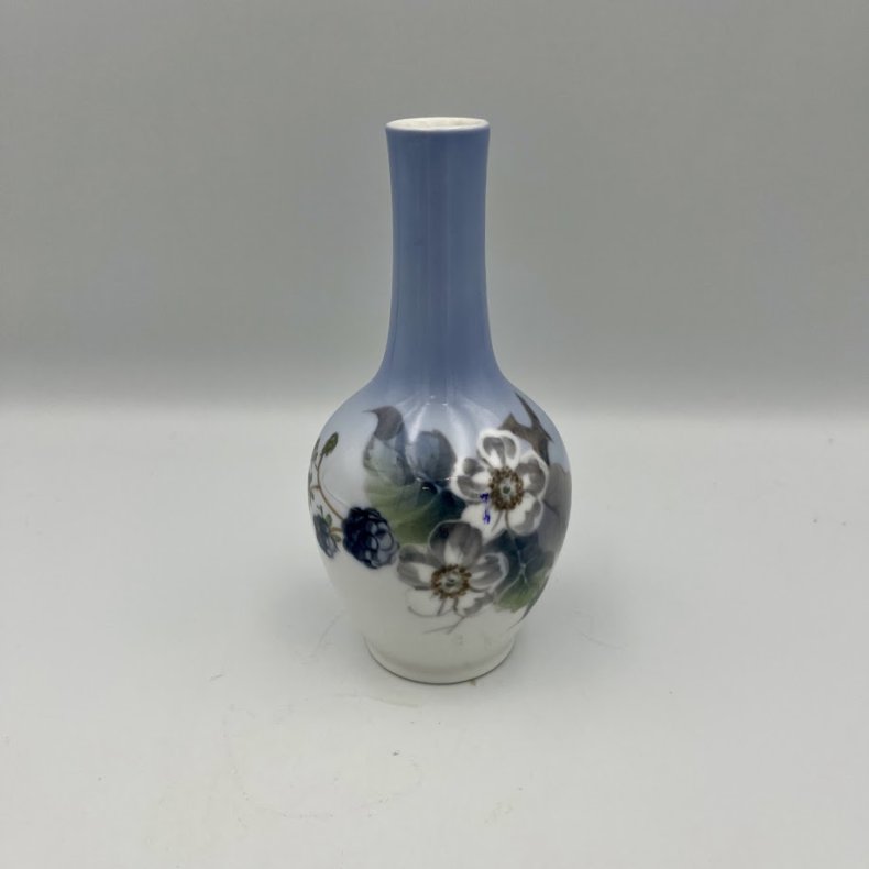 Royal Copenhagen vase  med bromb�r og blomster. 