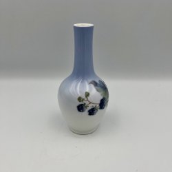 Royal Copenhagen vase  med bromb�r og blomster. 