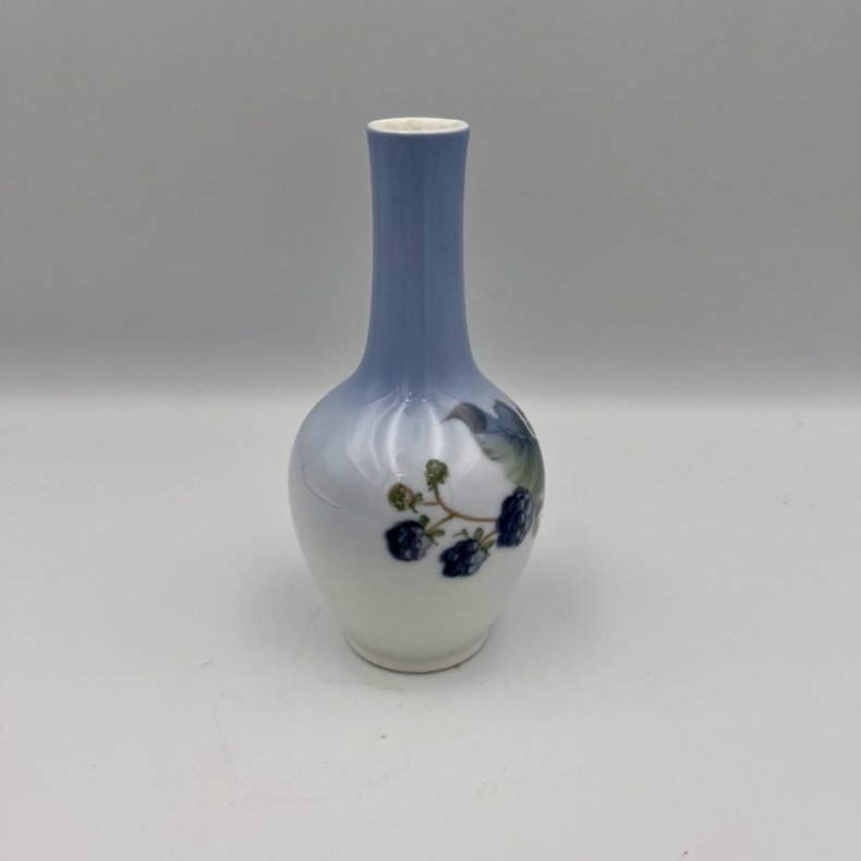Royal Copenhagen vase  med bromb�r og blomster. 