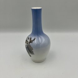 Royal Copenhagen vase  med bromb�r og blomster. 