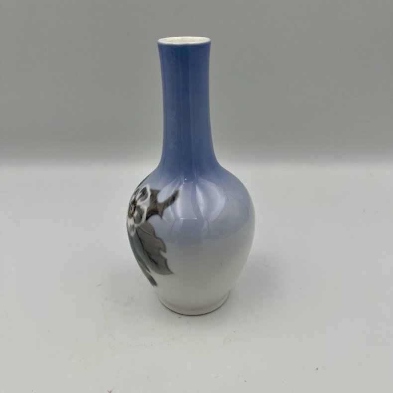 Royal Copenhagen vase  med bromb�r og blomster. 