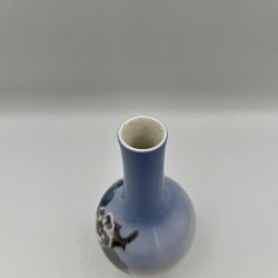 Royal Copenhagen vase  med bromb�r og blomster. 