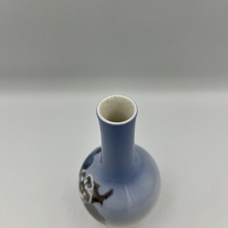Royal Copenhagen vase  med bromb�r og blomster. 