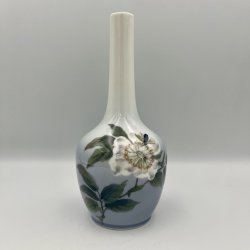 Royal Copenhagen vase med blomst og bi.