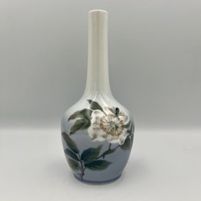 Royal Copenhagen vase med blomst og bi.